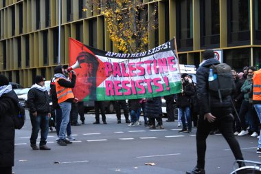 Berlin Almanya 11.2023, Kreuzberg 'de Filistin yanlısı gösteri