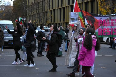 Berlin Almanya 11.2023, Kreuzberg 'de Filistin yanlısı gösteri