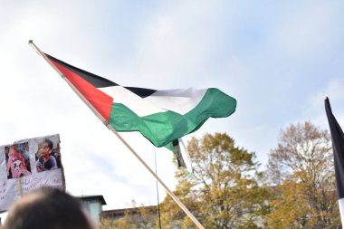 Berlin Almanya 11.2023, Kreuzberg 'de Filistin yanlısı gösteri