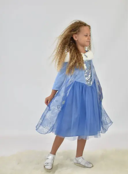 Fată Păr Lung Într Rochie Albastră Frumoasă — Fotografie, imagine de stoc