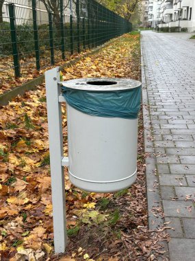 Sokakta plastik torbalı çöp kutusu.