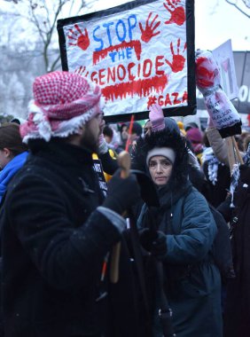 Berlin Almanya 02.12.2023, üzerinde yazı olan insanlar Filistin yanlısı bir gösteride soykırımı durdurdu