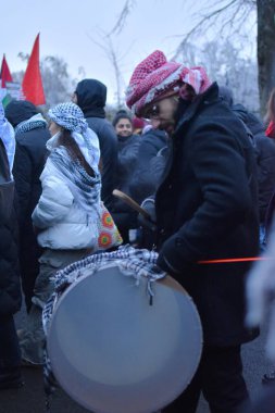 Berlin Almanya 02.12.2023, Filistin yanlısı gösteride Arap davulu muchman