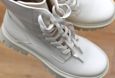 Bağcıklı ve platformda kadınların beyaz ayakkabıları