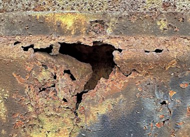 Delikli paslı hasarlı metal.