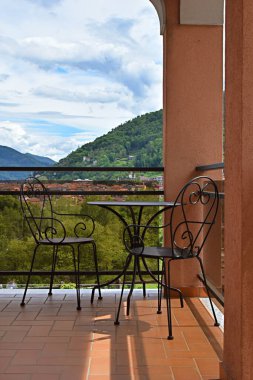 Masa ve sandalyeler balkonda.