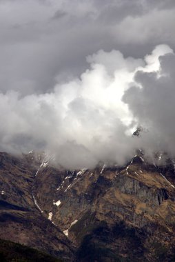 Dağın tepesinde beyaz bulutlar