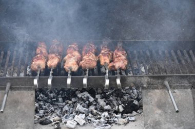 Şiş kebap şiş kebap ızgarada kızartılmış odun şiş