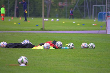 Futbol sahası için futbol topları.