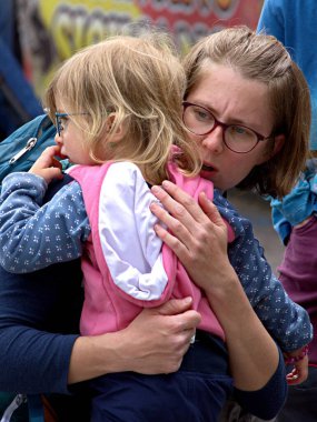  Italy 05.04.2024, a woman hugs a little girl