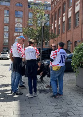 Berlin Almanya 06162024, İspanyol taraftarlar Spandau 'daki Centrovital Oteli yakınlarında