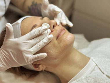 Kozmetik uzmanının ofisinde yüz temizleme prosedürü