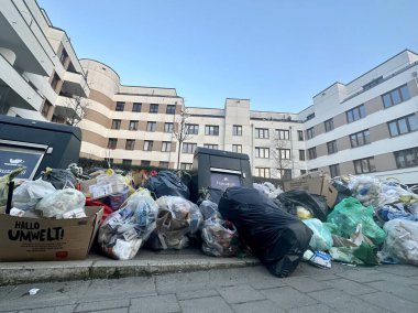 Berlin Almanya 03 / 15 / 2025, bir yerleşim yerinin avlusundaki çöplük.