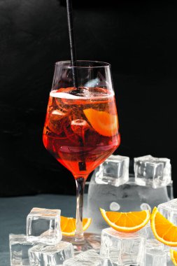 İki at yüksek dağların arkasında.