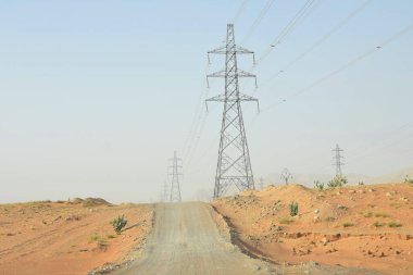 Dubai çölünde yollar ve kablolu yüksek voltaj kuleleri