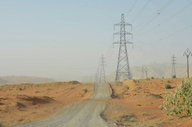 Dubai çölünde yollar ve kablolu yüksek voltaj kuleleri