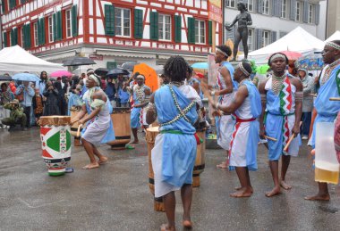 Winterthur İsviçre / 07 / 2025 Afrikalılar Afrika Festivali 'nde çıplak ayakla dans ediyor