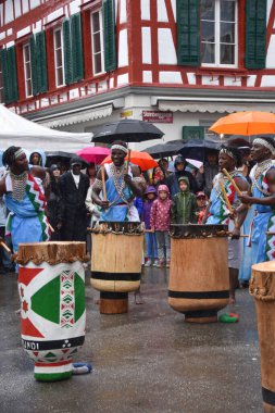 Winterthur İsviçre / 07 / 2025 Afrikalılar Afrika Festivali 'nde çıplak ayakla dans ediyor