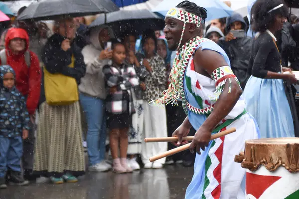Winterthur İsviçre / 07 / 2025 Afrikalılar Afrika Festivali 'nde çıplak ayakla dans ediyor