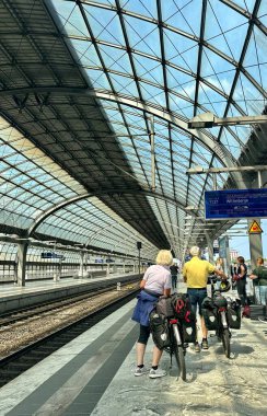 Berlin Almanya 06.18.2025, Spandau İstasyonu 'nda bisiklet süren kadın.