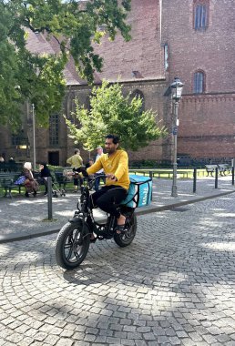 Berlin Almanya 06 .19 .2025, Doğulu adam bisikletle yiyecek getiriyor. .
