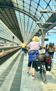 Berlin Almanya 06.18.2025, Spandau İstasyonu 'nda bisiklet süren kadın.