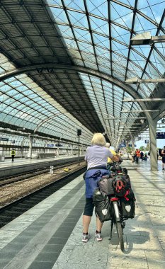 Berlin Almanya 06.18.2025, Spandau İstasyonu 'nda bisiklet süren kadın.