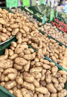 Almanya 'da yerel bir markette yeşil sandıkların içinde taze patates.