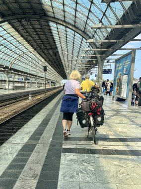 Berlin Almanya 06.18.2025, Spandau İstasyonu 'nda bisiklet süren kadın.