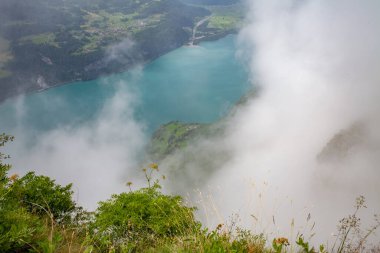 Amden 'de yaz manzarası, İsviçre Alpleri, Walensee Gölü ve Alçak Bulutlar