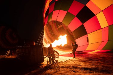Kapadokya, Türkiye 'de sıcak hava balonu şişiriyorum.