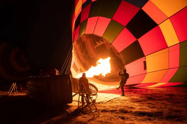 カッパドキア トルコ ナイトショットで熱気球を膨張させる — ストック写真