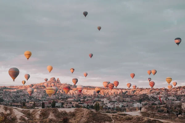 Sıcak Hava Balonları ünlü turizm beldesi Kapadokya UNESCO, Türkiye