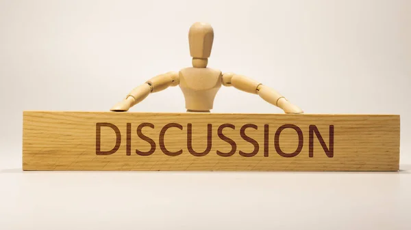 Tahta yüzeyde tartışma yazılıydı. Tahta Kavram.