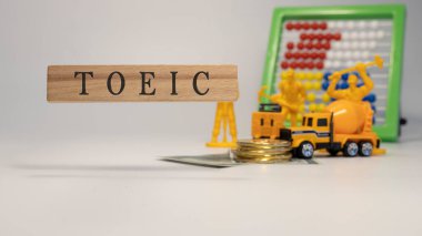 TOEIC metin. Tahta çerçeveye yazılmış bir fotoğraf stüdyosunda çekildi. beyaz arkaplan.