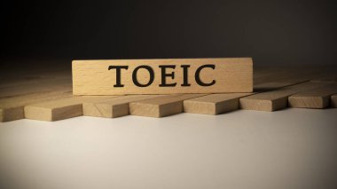 TOEIC metin. Tahta çerçeveye yazılmış bir fotoğraf stüdyosunda çekildi. beyaz arkaplan.