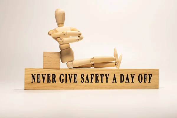 Nikdy Nedávej Bezpečí Den Volna Napsaný Dřevěném Povrchu — Stock fotografie