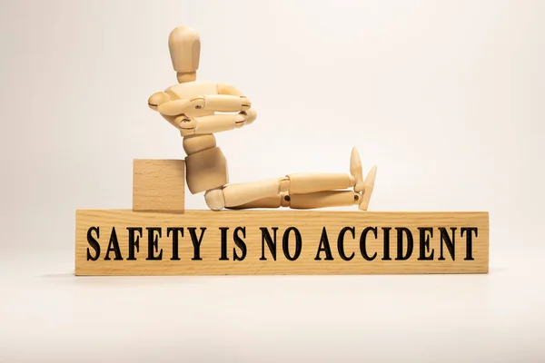 安全は事故ではない 木地に書かれている — ストック写真