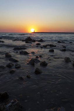 Gün batımı ve deniz manzarası. Fotoğraf, uzun pozlama tekniğiyle çekildi. Türkiye Kusadas Sahili.  