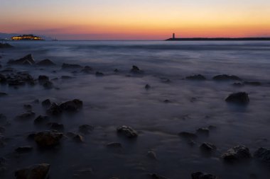 Gün batımı ve deniz manzarası. Fotoğraf, uzun pozlama tekniğiyle çekildi. Türkiye Kusadas Sahili.  