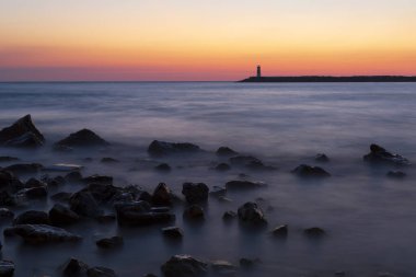 Gün batımı ve deniz manzarası. Fotoğraf, uzun pozlama tekniğiyle çekildi. Türkiye Kusadas Sahili.  