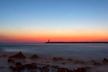 Gün batımı ve deniz manzarası. Fotoğraf, uzun pozlama tekniğiyle çekildi. Türkiye Kusadas Sahili.  