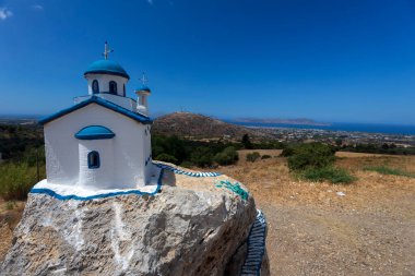 Yol kenarında küçük kilise modelleri bulundu. Yunanistan ada kos.