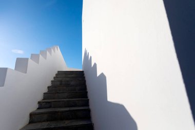 Beyaz adımlar. Basit ve temiz bir mimari görüntü.