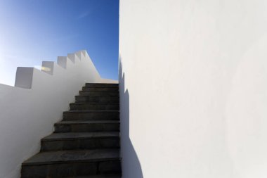 Beyaz adımlar. Basit ve temiz bir mimari görüntü.