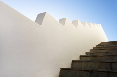 Beyaz adımlar. Basit ve temiz bir mimari görüntü.