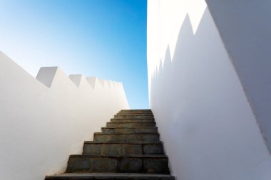 Beyaz adımlar. Basit ve temiz bir mimari görüntü.