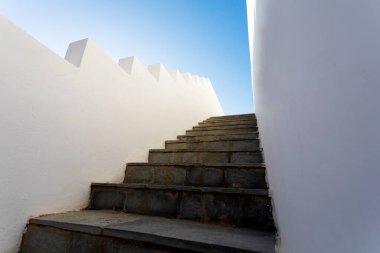 Beyaz adımlar. Basit ve temiz bir mimari görüntü.
