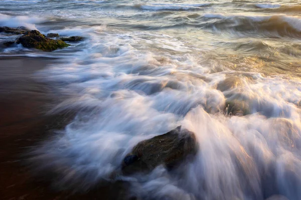 サンセットと海の岩 長い露出技術で撮影した写真 — ストック写真