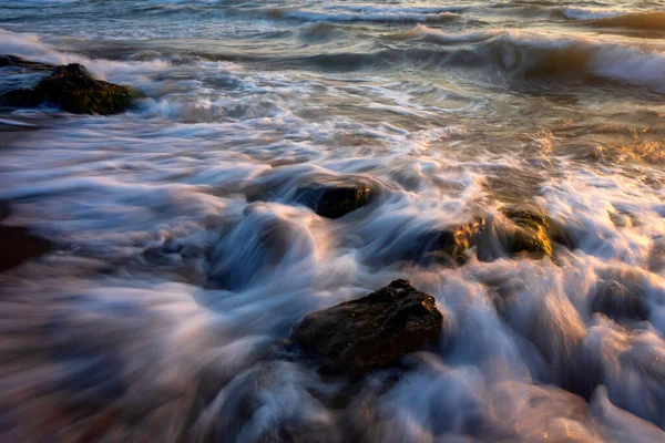サンセットと海の岩 長い露出技術で撮影した写真 — ストック写真